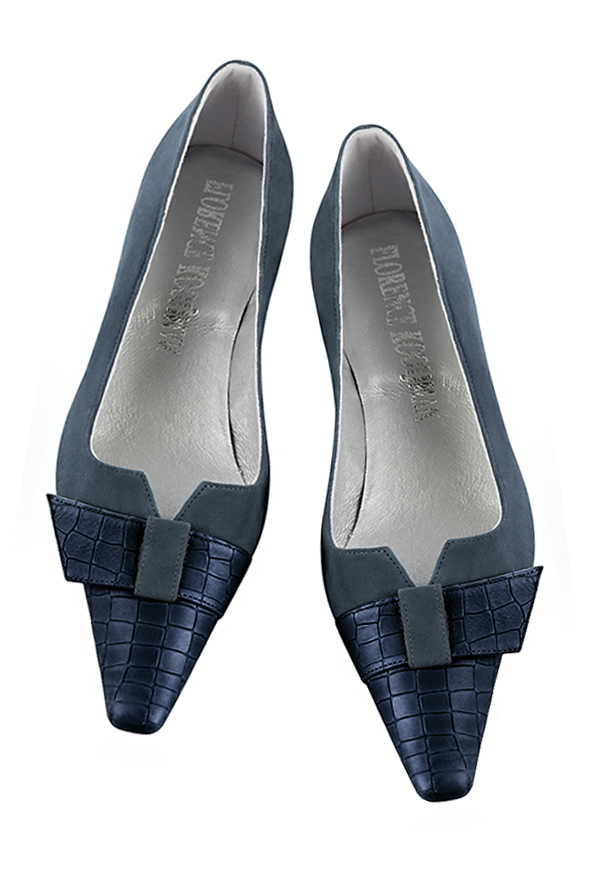 Navy blue women's dress pumps, with a knot on the front. Tapered toe. Low block heels. Top view - Florence KOOIJMAN